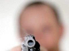 Homem apontando uma arma