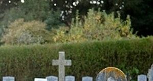 Lápides em um cemitério.