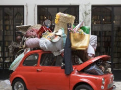 Carro transportando muitos objetos amontoados