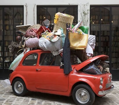 Carro transportando muitos objetos amontoados