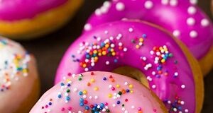 Donuts com cobertura de cor rosa