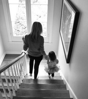 Mãe e filha descendo escadas