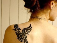 Tatuagem tribal nas costas de uma mulher