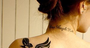 Tatuagem tribal nas costas de uma mulher