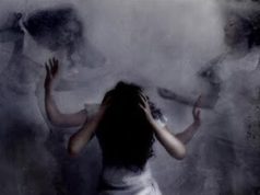 Pintura de uma mulher sendo atormentada por dois espíritos