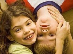 Menina e menino abraçados