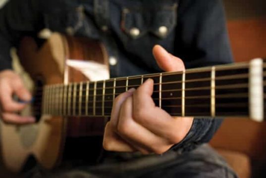 Mãos tocando violão