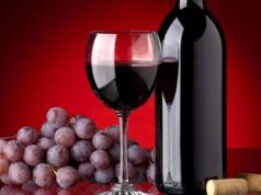 Garrafa de vinho, taça com vinho e uvas