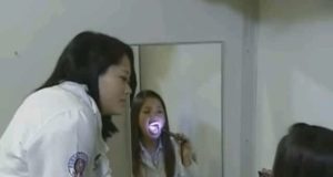 Mulher realizando exercícios contra apneia em frente ao espelho