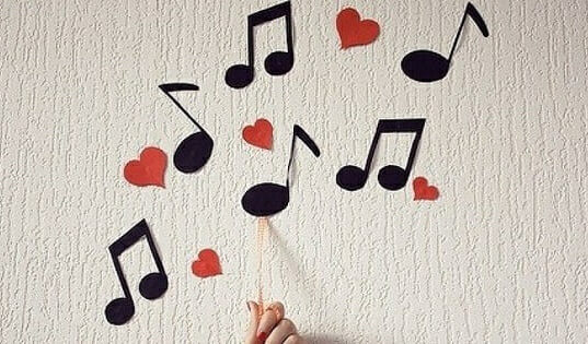 Notas musicais recortadas em papel