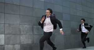 Um homem correndo atrás do outro