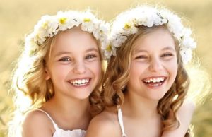 Meninas gêmeas sorrindo