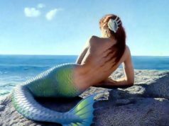 Sereia deitada em uma pedra