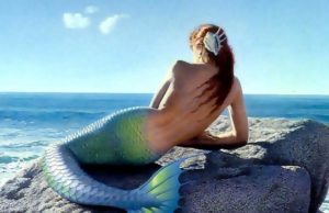 Sereia deitada em uma pedra