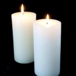 Duas velas brancas acesas